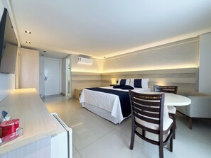 ميني بار وخزنة داخل الغرفة ومكتب وستائر تعتيم