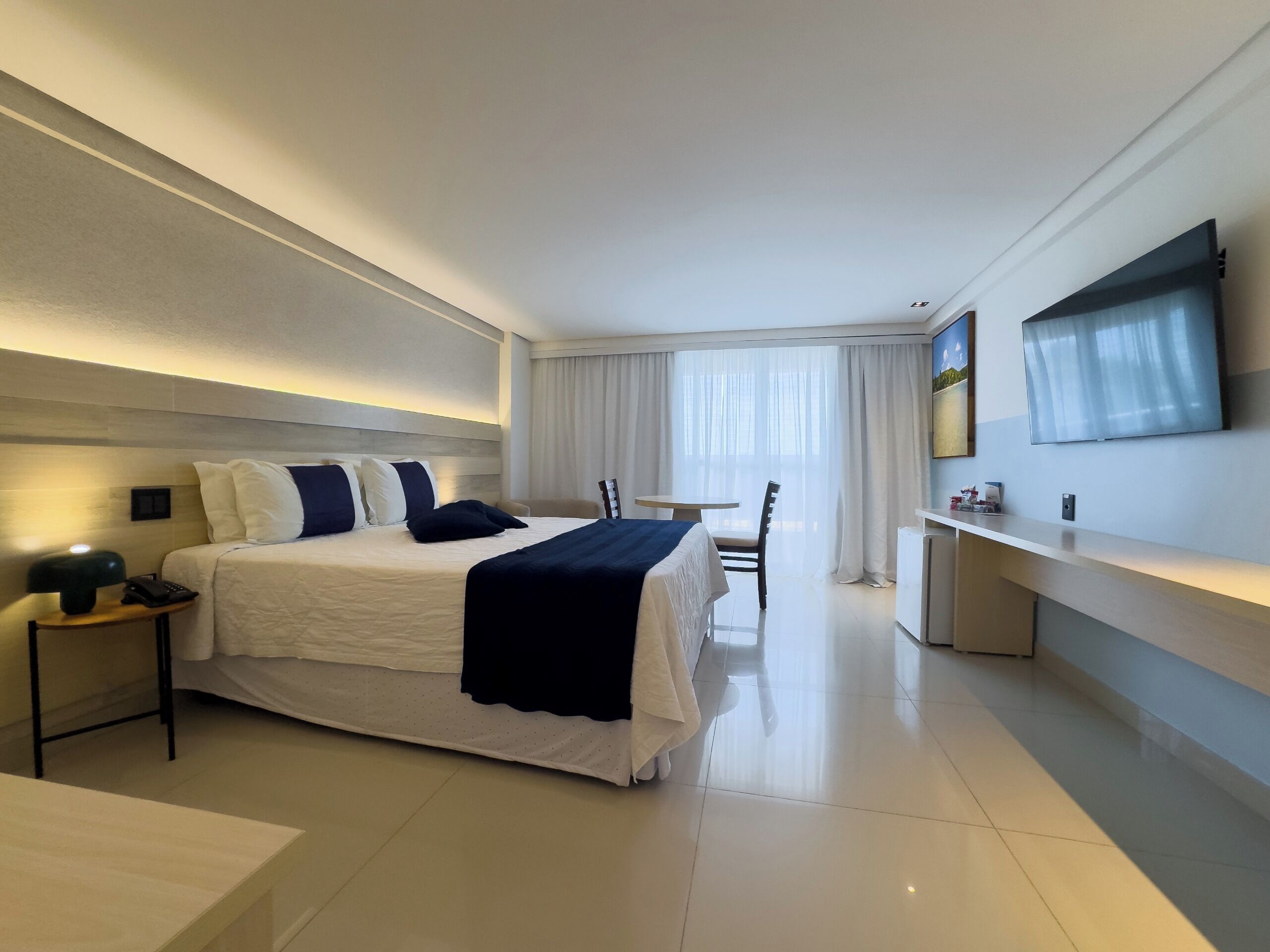 Habitación superior con 2 camas individuales, vista al océano | Minibar, caja de seguridad en la habitación y escritorio 