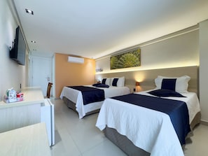 Deluxe-Dreibettzimmer, Balkon | Minibar, Zimmersafe, Schreibtisch, Verdunkelungsvorhänge