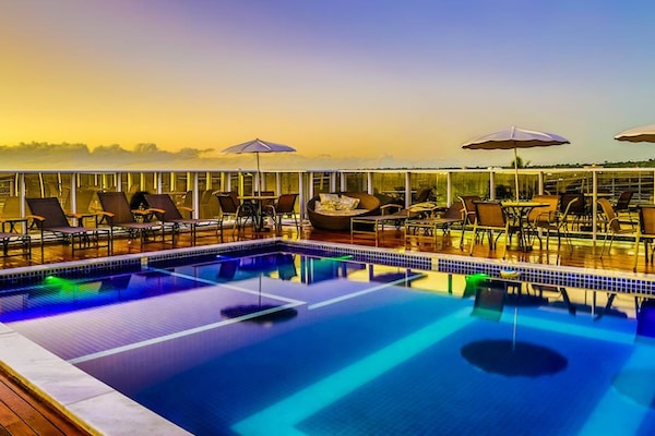 Piscina externa, guarda-sóis, espreguiçadeiras