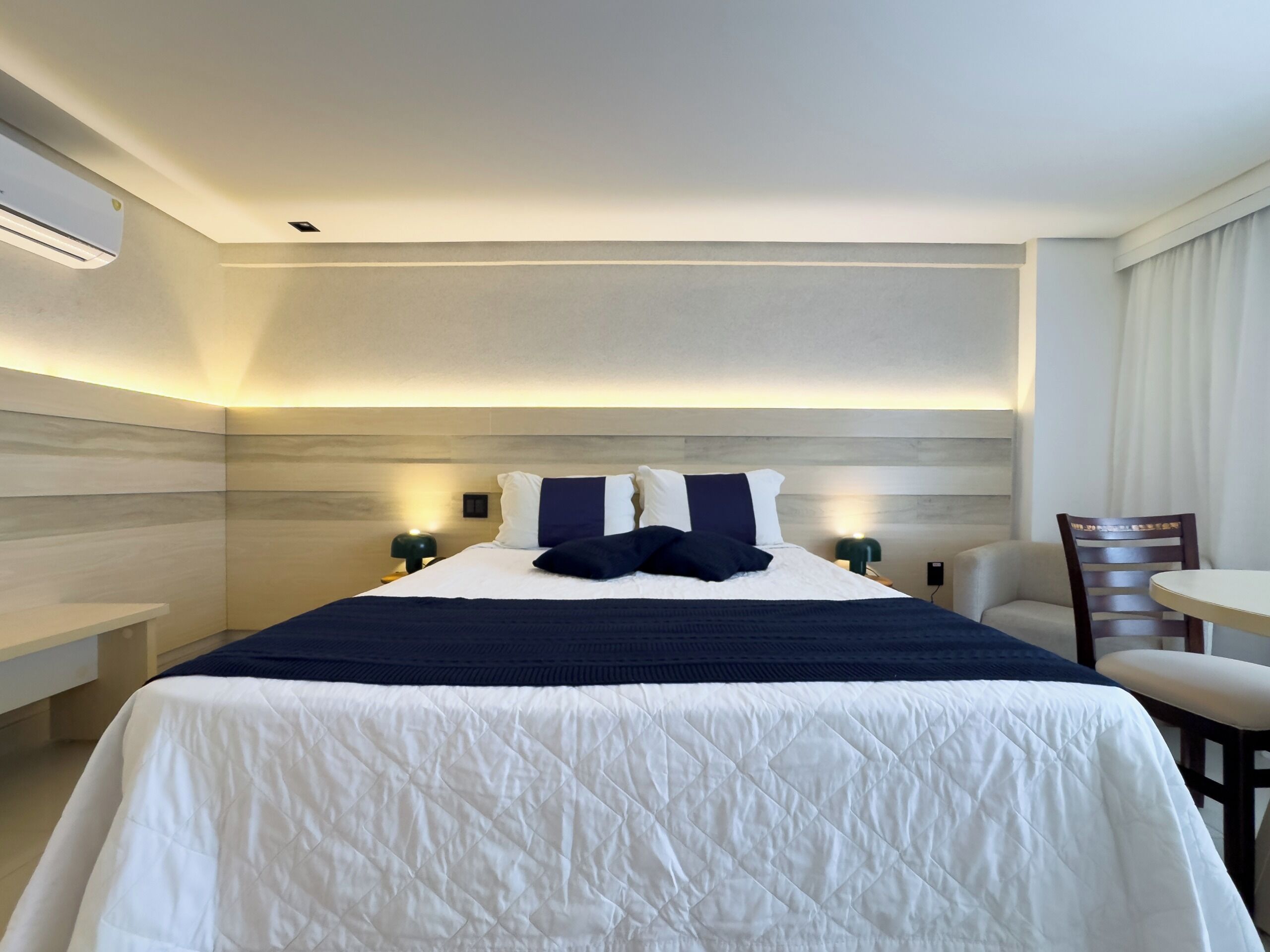 Superior Twin kamer, uitzicht op oceaan | Een minibar, een kluis op de kamer, een bureau, verduisterende gordijnen