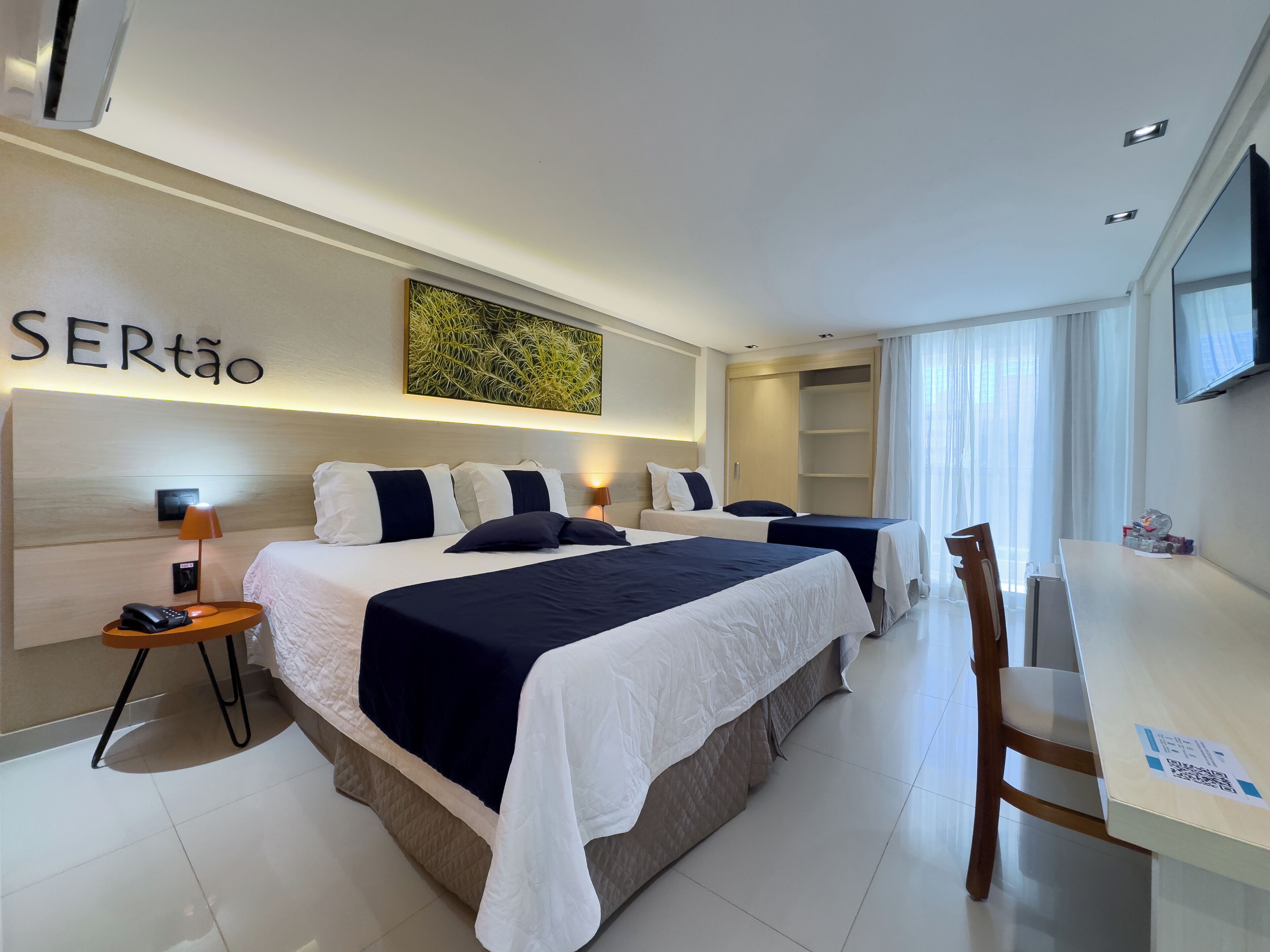 Minibar, caja fuerte, escritorio y cortinas opacas