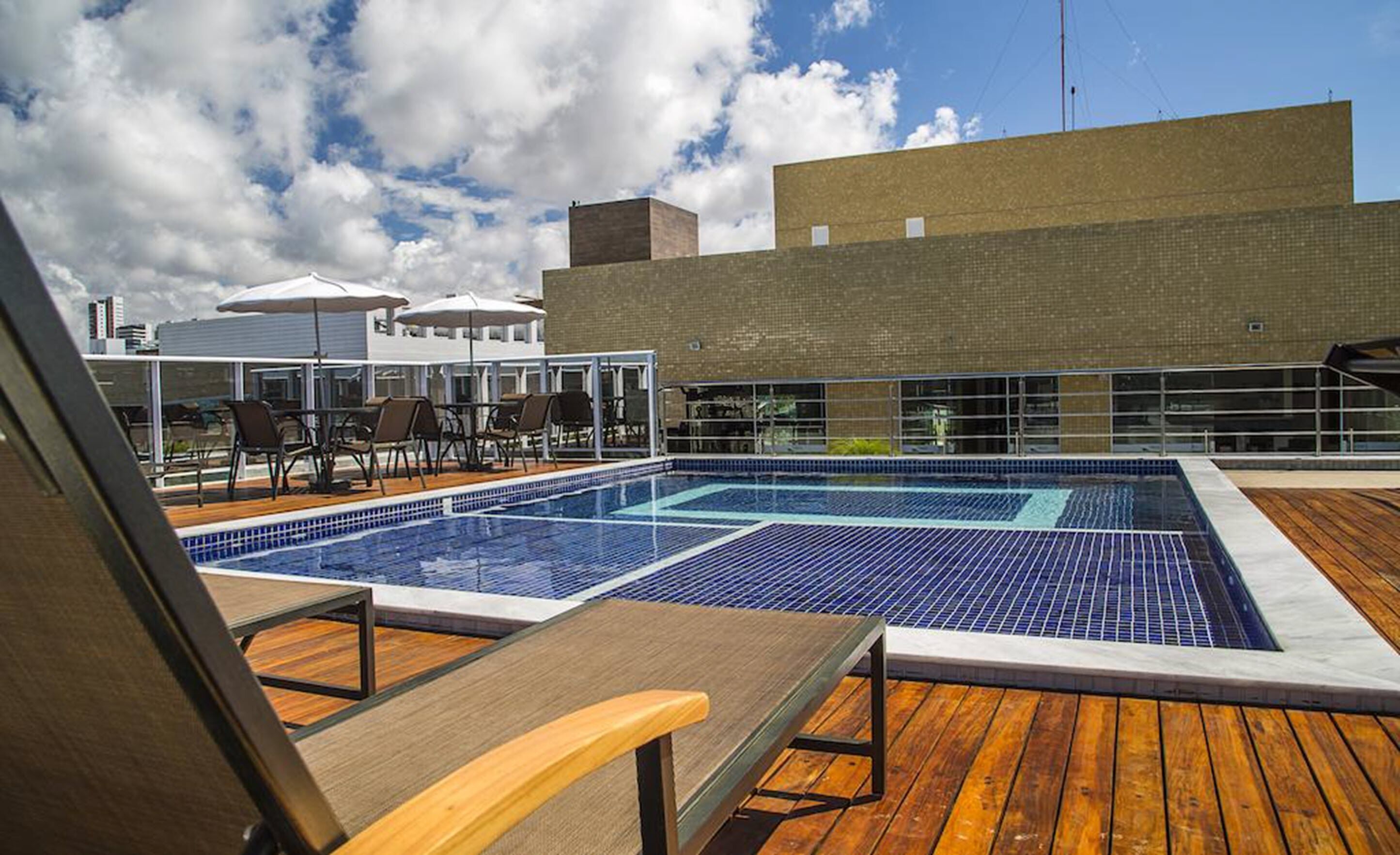 Kolam renang rooftop