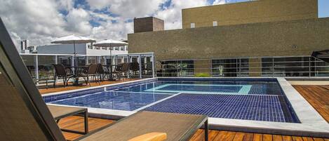 Kolam renang rooftop