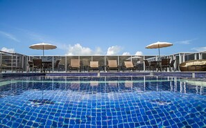 حمّام سباحة خارجي، مظلات على حمّام السباحة، مقاعد للتشمس