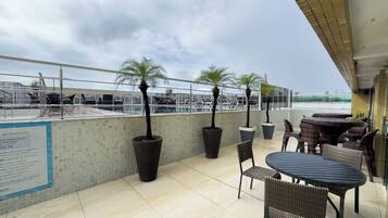 Una piscina al aire libre, sombrillas, tumbonas