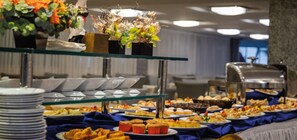 بوفيه فطور مجانًا يوميًا