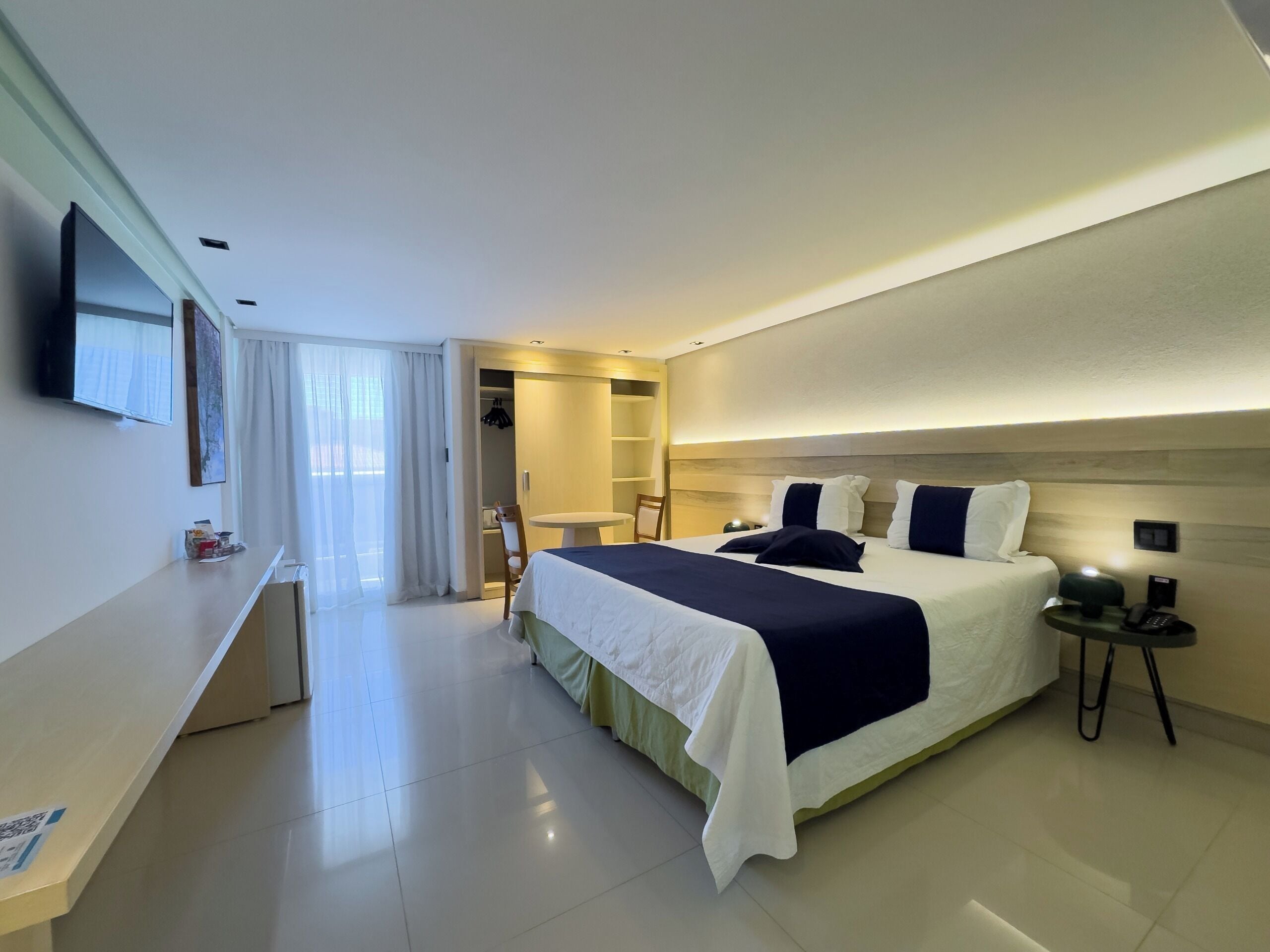 Habitación Deluxe con 1 cama doble o 2 individuales, balcón | Minibar, caja fuerte, escritorio y cortinas opacas