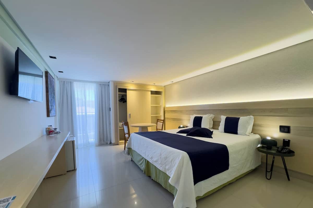 Quarto casal ou duplo luxo, sacada | Frigobar, cofres nos quartos, escrivaninha, cortinas blackout