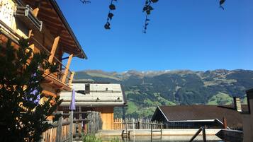 Außenpool, Sonnenschirme, Liegestühle