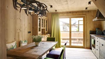Luxe chalet, Meerdere bedden, niet-roken (4 - 8 Adults,incl.120€ cleaning fee) | Privékeuken | Een koelkast, een espressoapparaat, een koffiezetapparaat/waterkoker