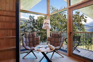 Luksustrehytte, 1 soverom (Loft) | Sengetøy av topp kvalitet, dundyner og safe på rommet