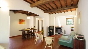 Fernseher, Kamin, Tischtennisplatte