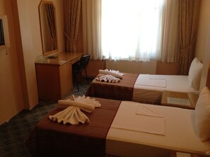 Double Room | Minibar, desk, iron/ironing board (on request), WiFi (free) - Yalta Hotel (Istanbul)