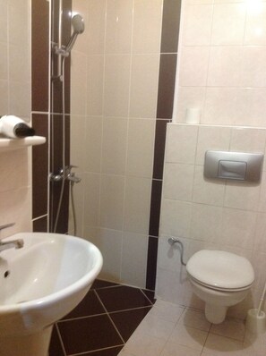 Shower, free toiletries, hair dryer, slippers - Yalta Hotel (Istanbul)