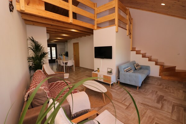 Télévision, lecteur de DVD, livres