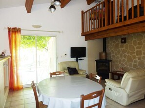 TV - Relaxing Retreat in Saint-Pons (Saint Pons)