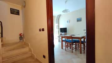 Suite Classic, bagno in camera | Area soggiorno | TV LED 32 pollici con canali digitali, TV, lettore DVD