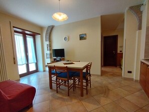 Suite – classic, eget bad | Oppholdsområde | En 32-tommers LED-TV med digitale kanaler samt TV og DVD-spiller