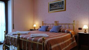 Classic-sviitti, kylpyhuone makuuhuoneen yhteydessä | Ylelliset vuodevaatteet, pimennysverhot, vuodevaatteet