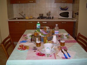 Free daily local cuisine breakfast - B&B La Fonte (L'Aquila)