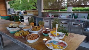 Une table de buffet avec divers plats et un jeu de cartes préparé.