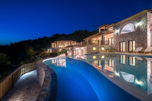 Amara Villa - Luxurious 6 Bedroom Villa with Private Pool