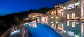 Amara Villa - Luxurious 6 Bedroom Villa with Private Pool