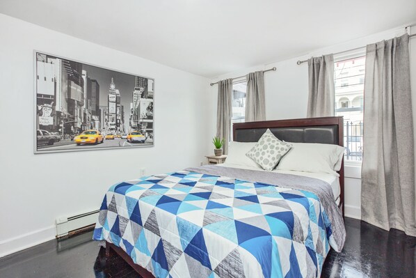 Phòng đôi, 1 giường cỡ queen, phòng tắm dùng chung | Trang trí khác biệt, trang bị nội thất với thiết kế riêng biệt, bàn 