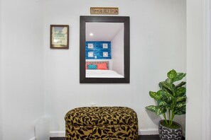 Habitación City, 1 cama de matrimonio, baño compartido (Shared Kitchen - 5A) | Decoración individual, mobiliario individual, escritorio