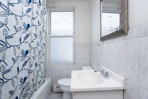 Căn hộ Tiêu chuẩn, 2 phòng ngủ, bếp | Phòng tắm | Đồ dùng nhà tắm miễn phí, khăn tắm 