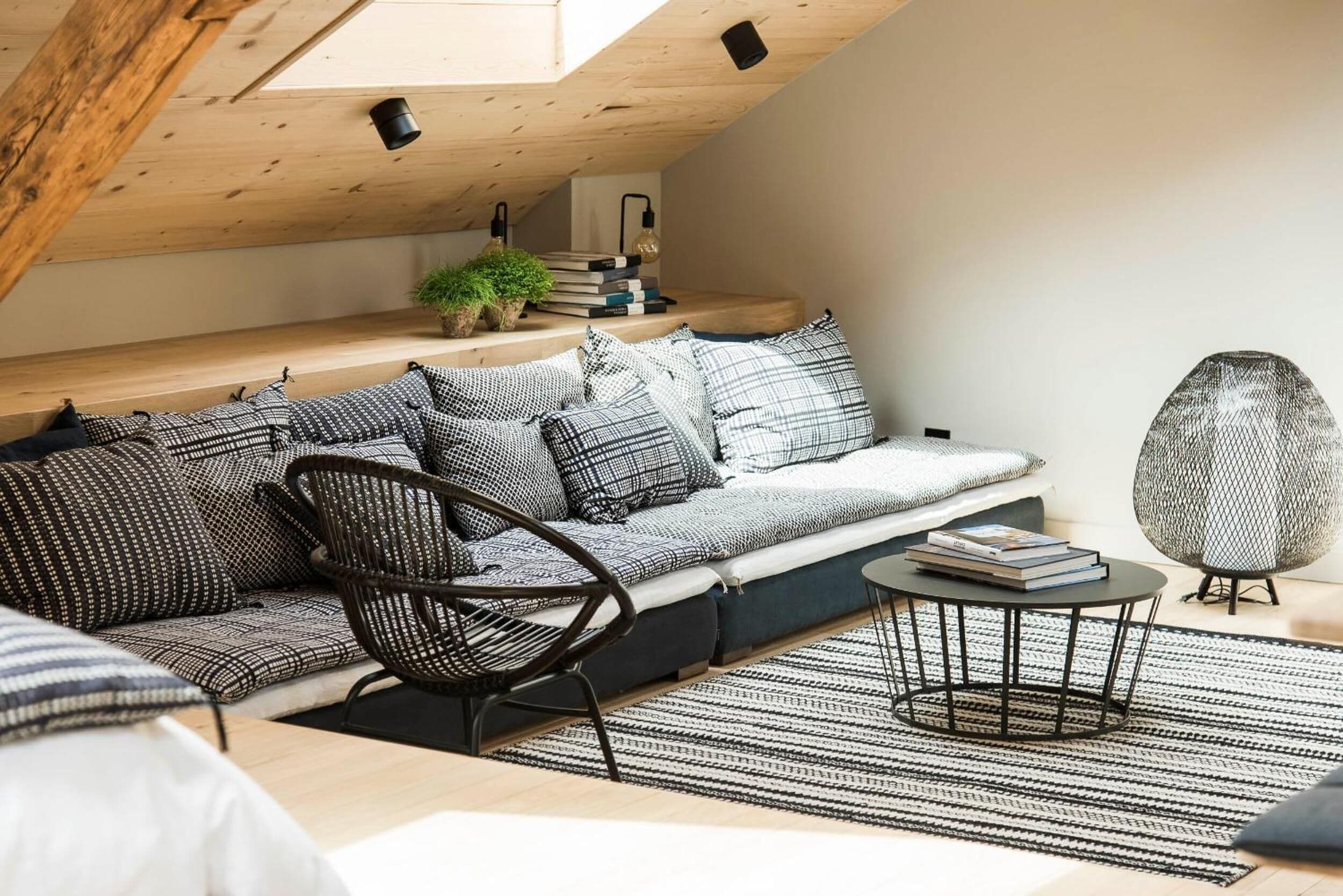 deluxe loft, 1 king bed | living room | flat-screen tv