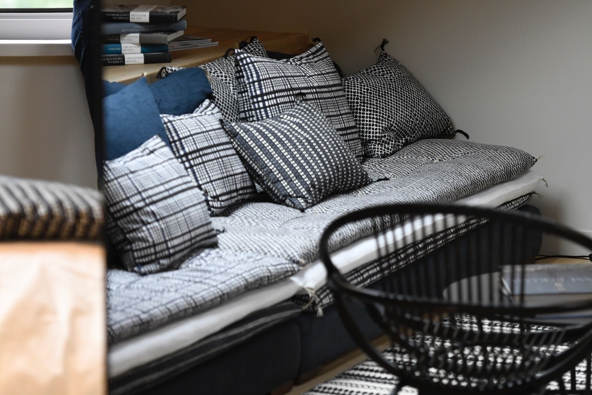 Una habitación acogedora con una cama, una silla y una ventana con libros en un estante.