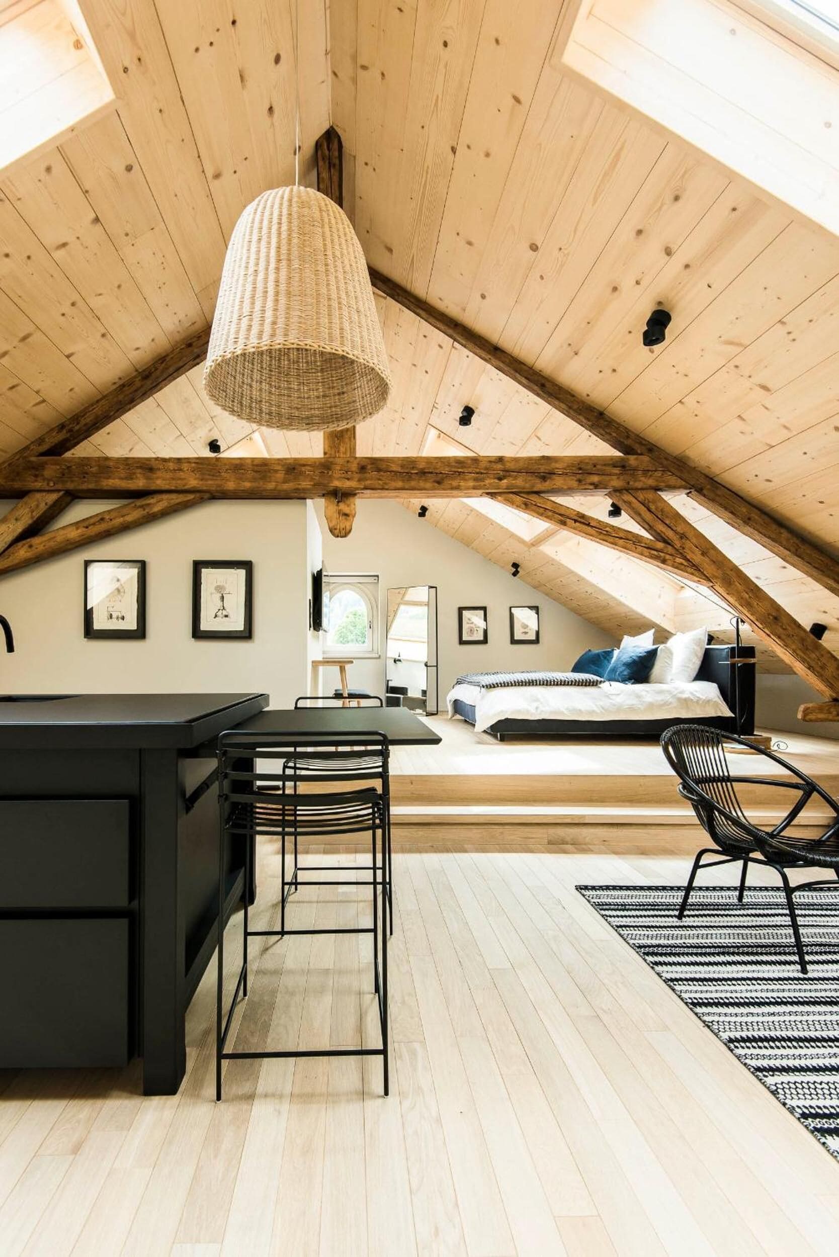 بديكورات فريدة لكل غرفة وطراز فريد لكل وحدة ومكتب وستائر تعتيم