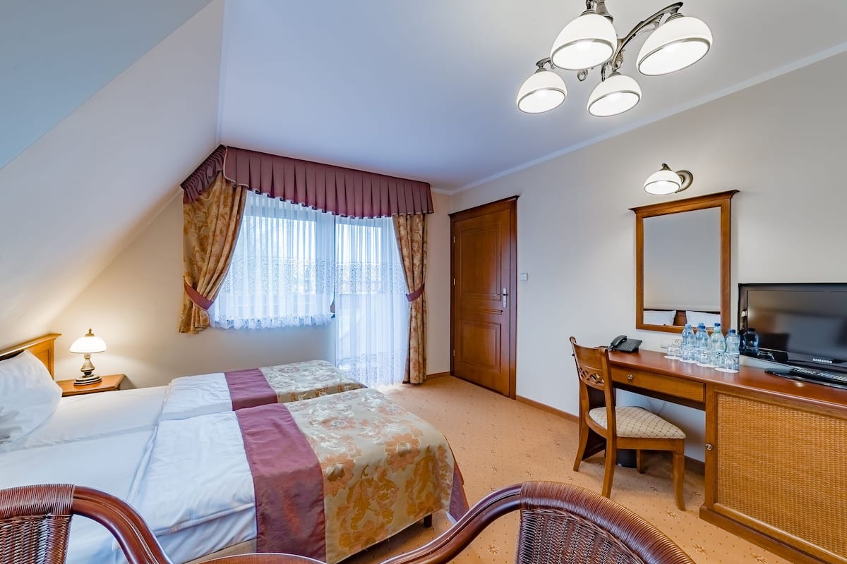 Habitación cuádruple estándar | Escritorio, wifi gratis, ropa de cama