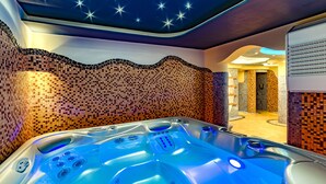 Bañera de hidromasaje cubierta