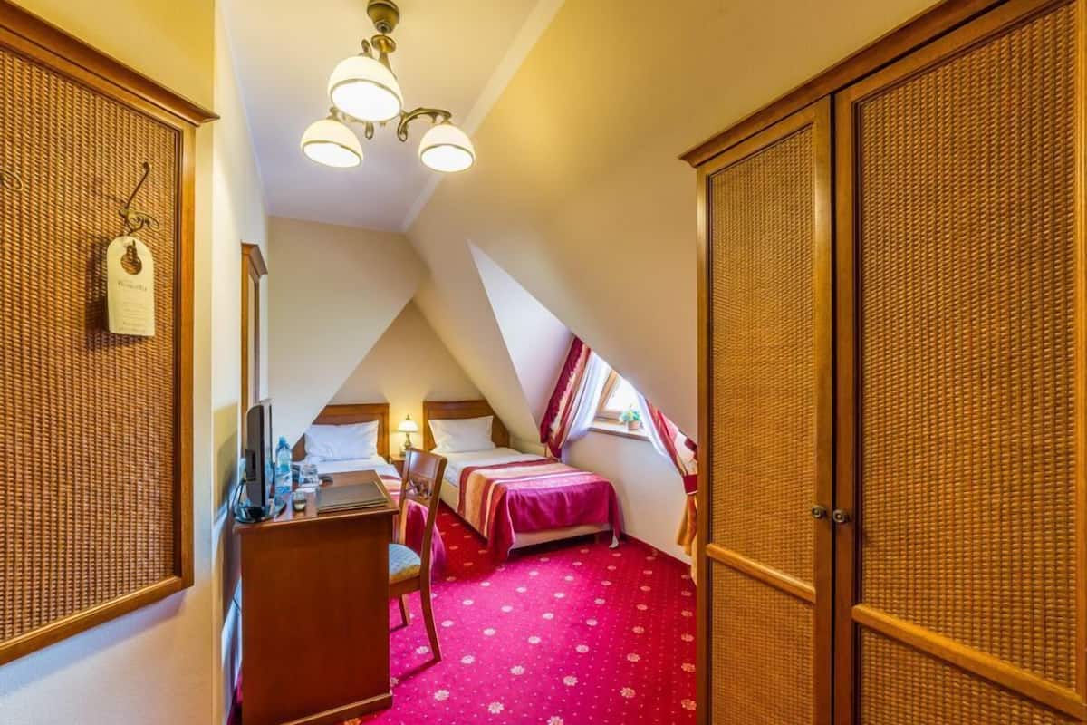 Habitación económica con 2 camas individuales | Escritorio, wifi gratis, ropa de cama y acceso para silla de ruedas