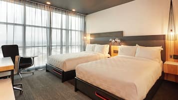 ملاءات من القطن المصري ومكتب ومساحة عمل للكمبيوتر المحمول ومكواة/لوح كي