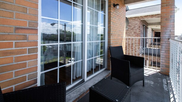 Signature Room, 1 Queen Bed, Non Smoking, Shared Bathroom | Balcony