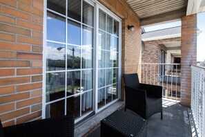 Balcony - Racpanos Modern Stay on Ocean Avenue (Jersey City)