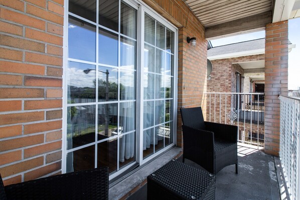 Signature Room, 1 Queen Bed, Non Smoking, Shared Bathroom | Balcony - Racpanos Modern Stay on Ocean Avenue (Jersey City)