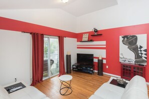 Living room - Racpanos Modern Stay on Ocean Avenue (Jersey City)