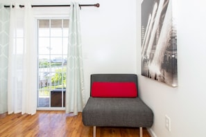 Signature Room, 1 Queen Bed, Non Smoking, Shared Bathroom | Premium bedding, laptop workspace, iron/ironing board, free WiFi - Racpanos Modern Stay on Ocean Avenue (Jersey City)