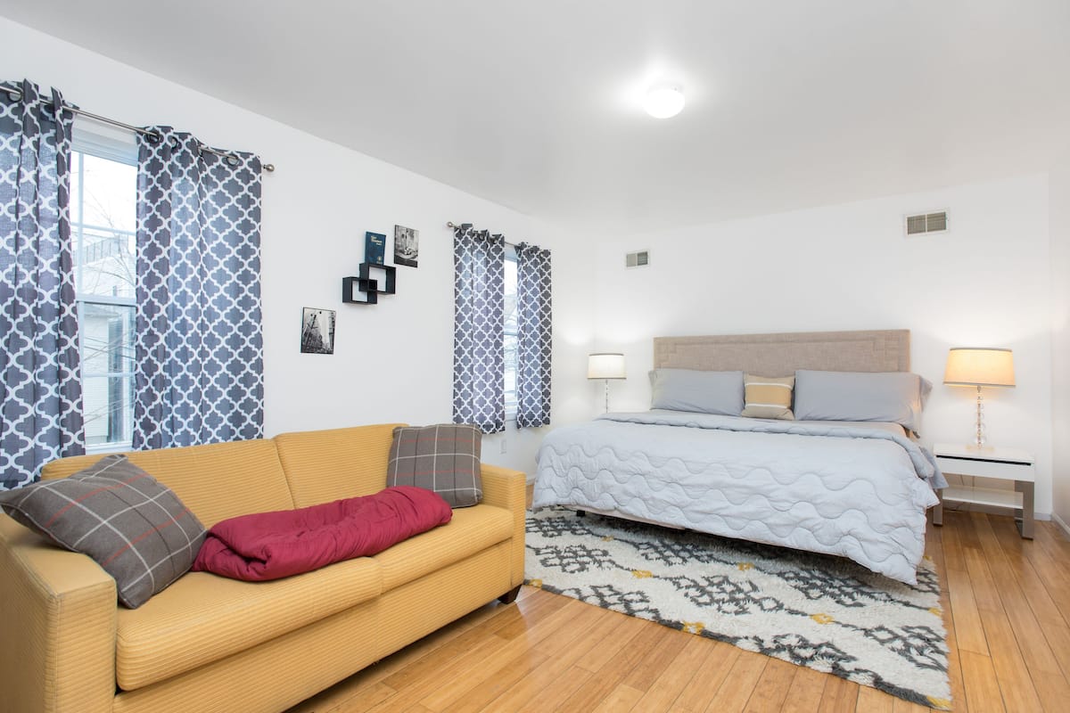 Chambre Deluxe, 1 très grand lit et 1 canapé-lit, non-fumeurs, salle de bains commune | 4 chambres, literie de qualité supérieure