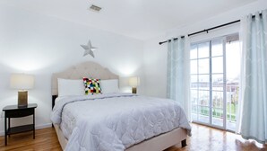 Signature Room, 1 Queen Bed, Non Smoking, Shared Bathroom