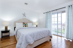 Signature Room, 1 Queen Bed, Non Smoking, Shared Bathroom | Premium bedding, laptop workspace, iron/ironing board, free WiFi - Racpanos Modern Stay on Ocean Avenue (Jersey City)
