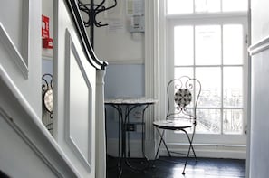 4 室のベッドルーム、WiFi (無料)、ベッドシーツ