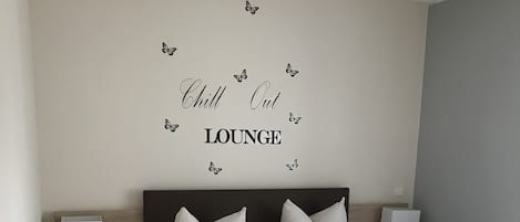 Skrivebord, blendingsgardiner og barnesenger