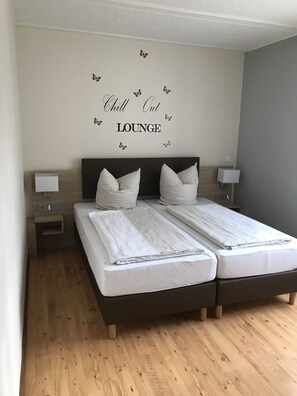 デスク、遮光カーテン、ベビーベッド  、可動式ベッド