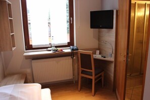 Kamar Single (Sonja ) | Meja kerja, tirai kedap cahaya, dan tempat tidur bayi (biaya tambahan)